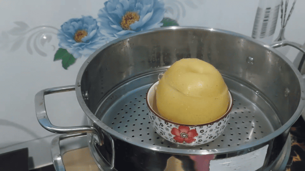 Đặt quả lê vào thố chưng cách thủy. Đổ nước vào nồi hấp sao cho nước bên ngoài cao
