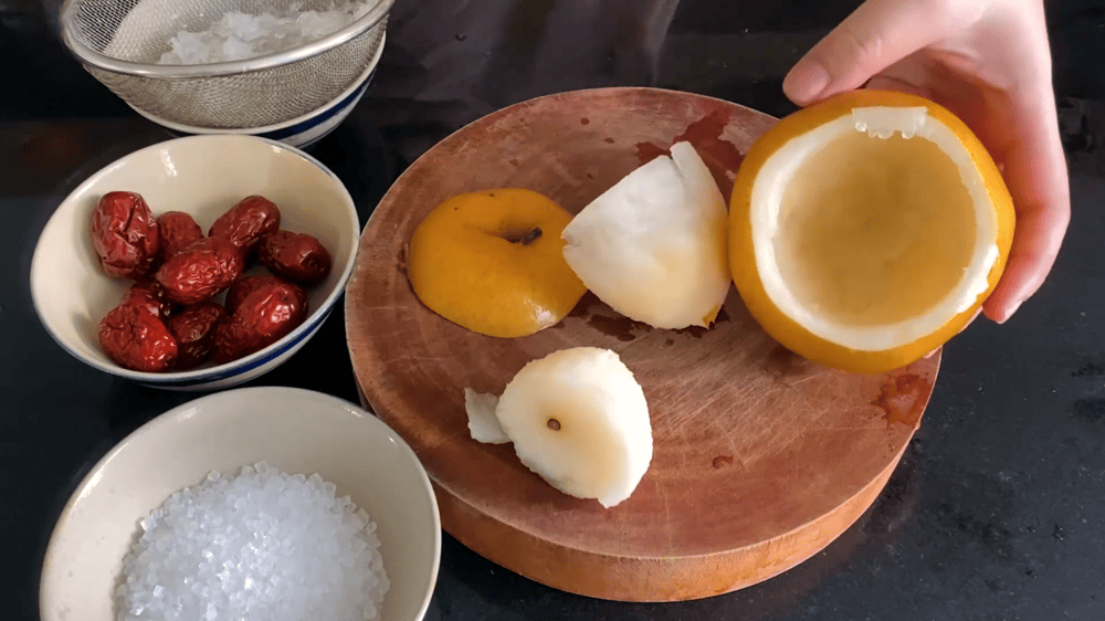Sơ chế quả lê để đem đi chưng yến