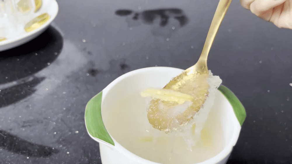Sau khi chưng xong, món yến chưng đường phèn có màu trong đẹp mắt, sợi yến mềm dai